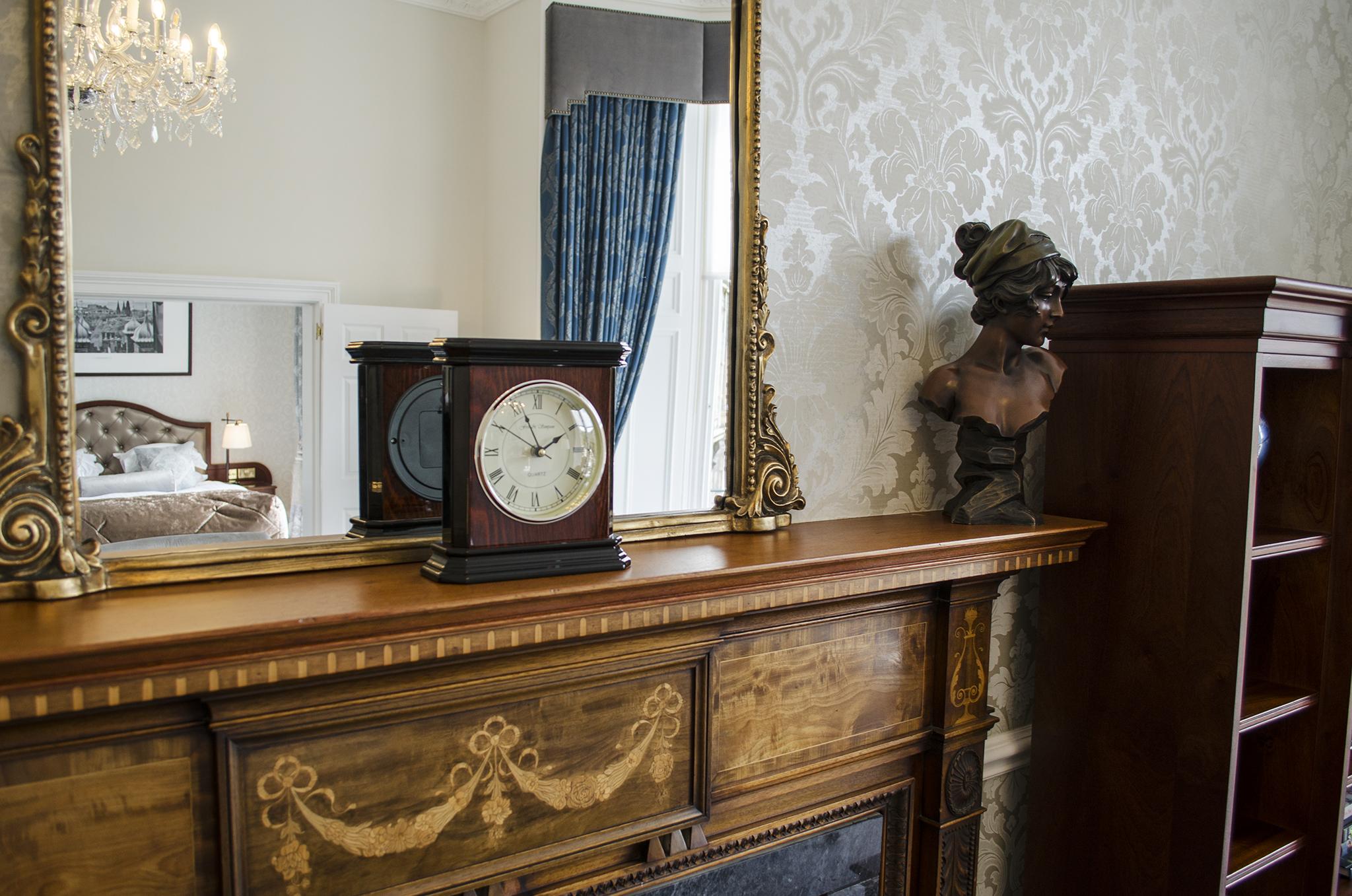 Hotel The Bonham EDI Exterior foto A mantelpiece clock