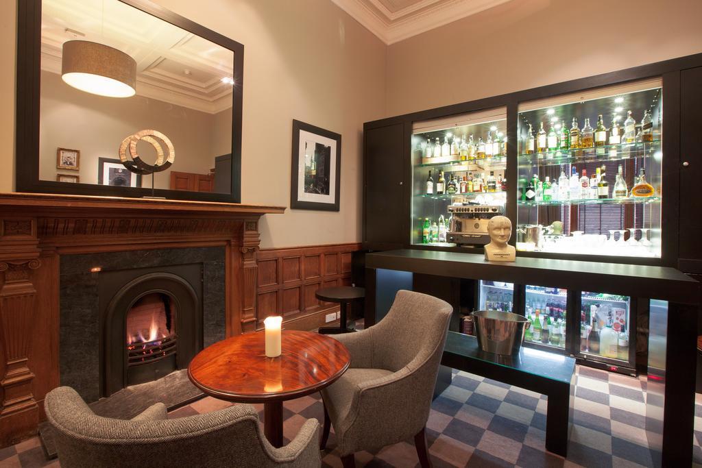 Hotel The Bonham EDI Exterior foto The bar at the hotel