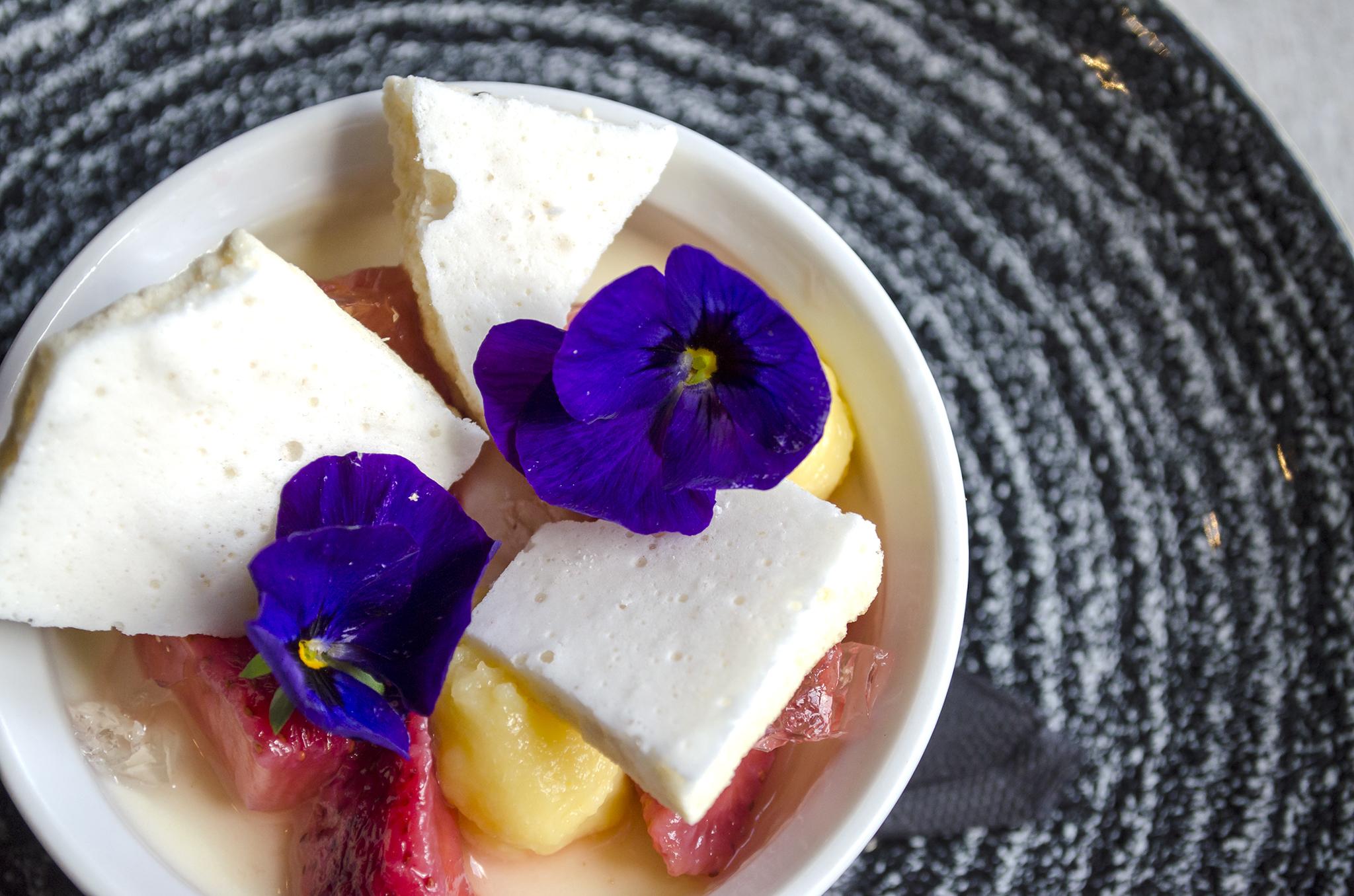 Hotel The Bonham EDI Exterior foto A fruit salad with edible flowers