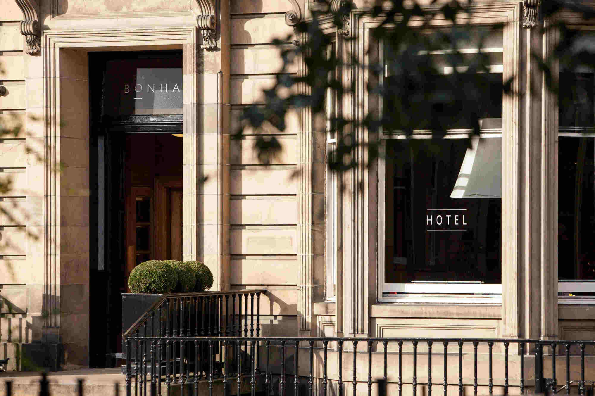 Hotel The Bonham EDI Exterior foto The entrance to the hotel